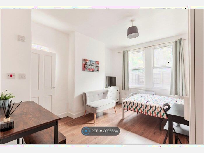 Studio To Rent In Willingdon Road, London, N22