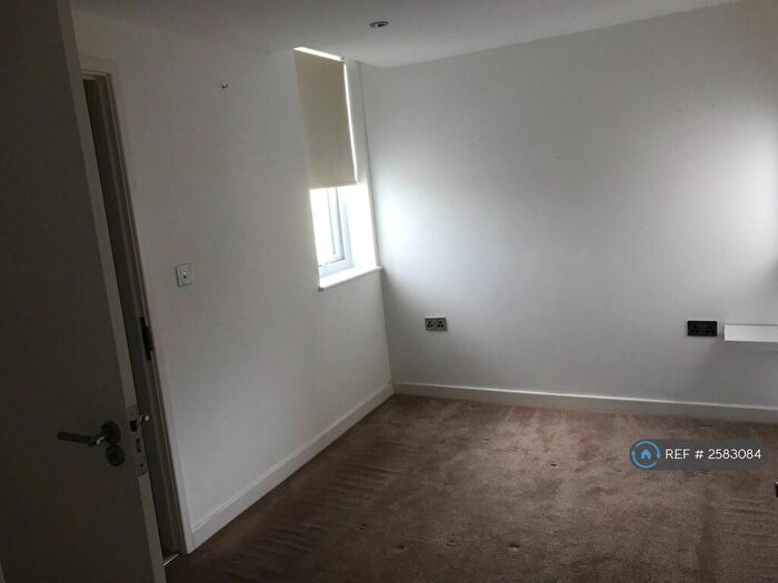 2 Bedroom Flat To Rent In Jansel Square, Aylesbury, HP21