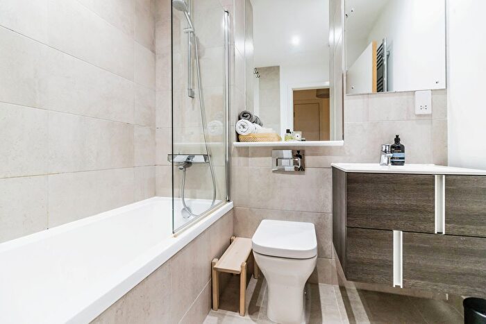2 Bedroom Flat For Sale In Lockgate Mews, Manchester, M4