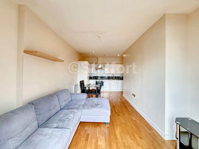 3 Bedroom Flat To Rent In Axminster Road, N7