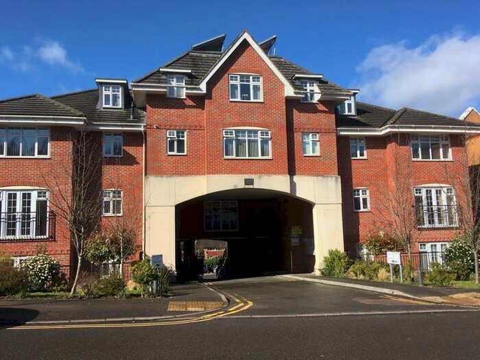 2 Bedroom Flat To Rent In Croydon Road, Caterham, CR3