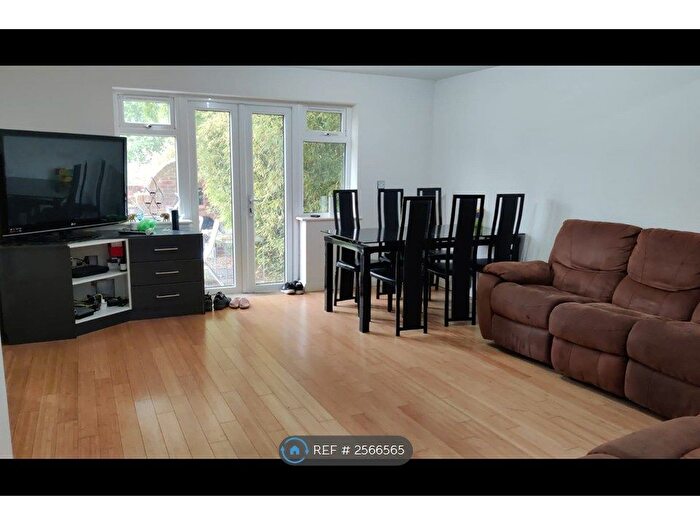 3 Bedroom Bungalow To Rent In Alva Way, Watford, WD19