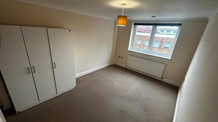 1 Bedroom Apartment To Rent In Park Street - Central Luton - Bedroom With Parking -, LU1