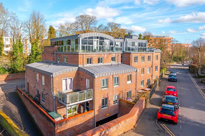2 Bedroom Flat For Sale In London Road, St. Albans, Hertfordshire, AL1