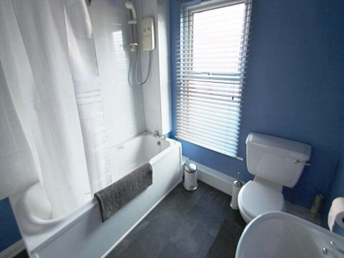 1 Bedroom House To Rent In Aviary Mount, Leeds, LS12