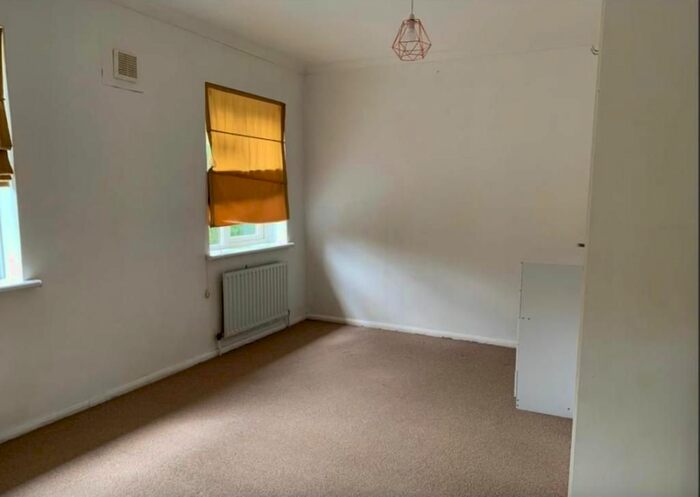 2 Bedroom Maisonette To Rent In Hillyfields, Loughton, Essex, IG10