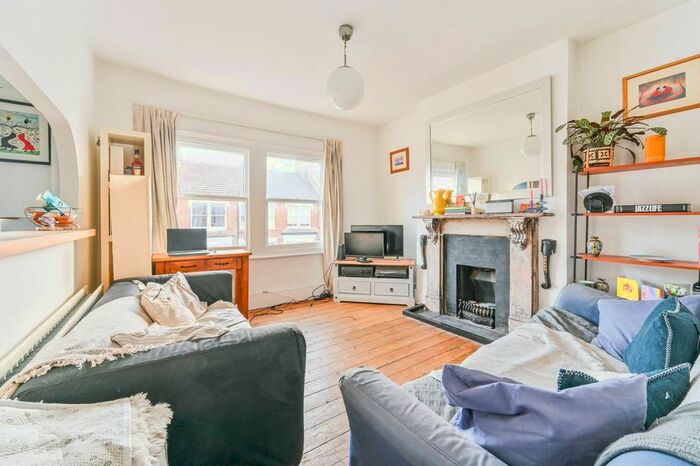 2 Bedroom Flat To Rent In Prideaux Road, Clapham North, London, SW9