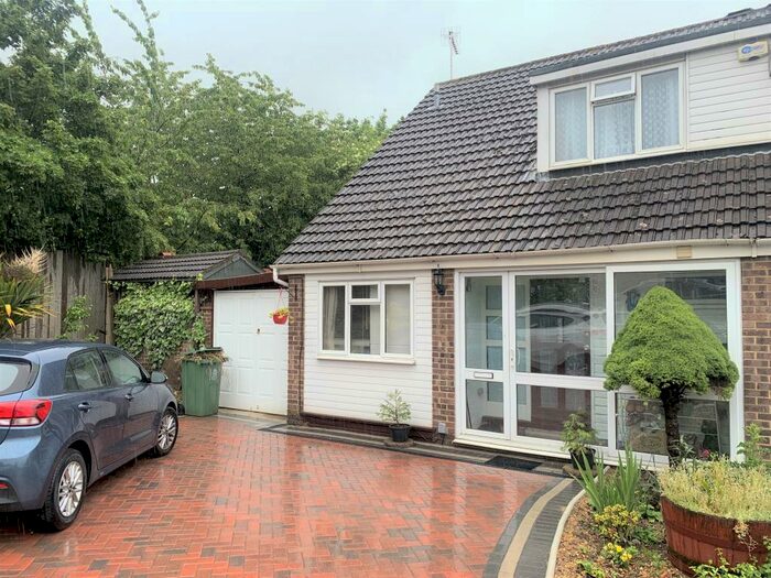 4 Bedroom Semi-Detached House To Rent In Maidenhead, Berkshire, SL6