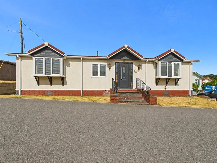 2 Bedroom Mobile/park Home For Sale In Lower Lodge Park Rugeley Road, Armitage, Rugeley, WS15