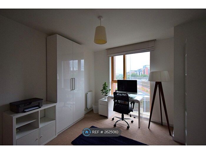 2 Bedroom Flat To Rent In Candle House, Leeds, LS1