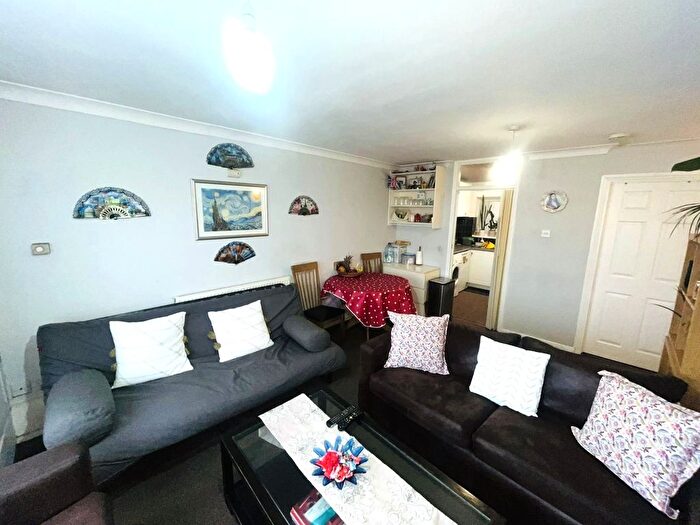 1 Bedroom Flat To Rent In Deborah Close, Isleworth/Ostereley, TW7
