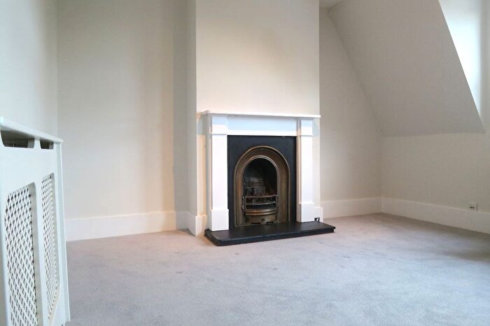 1 Bedroom Flat To Rent In Crown Road, Twickenham, TW1