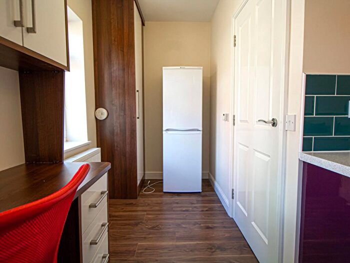 Apartment To Rent In Apt, Clarendon House #, LS2
