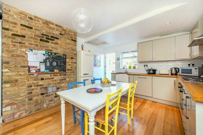 3 Bedroom Flat To Rent In Burnbury Road, Balham, London, SW12