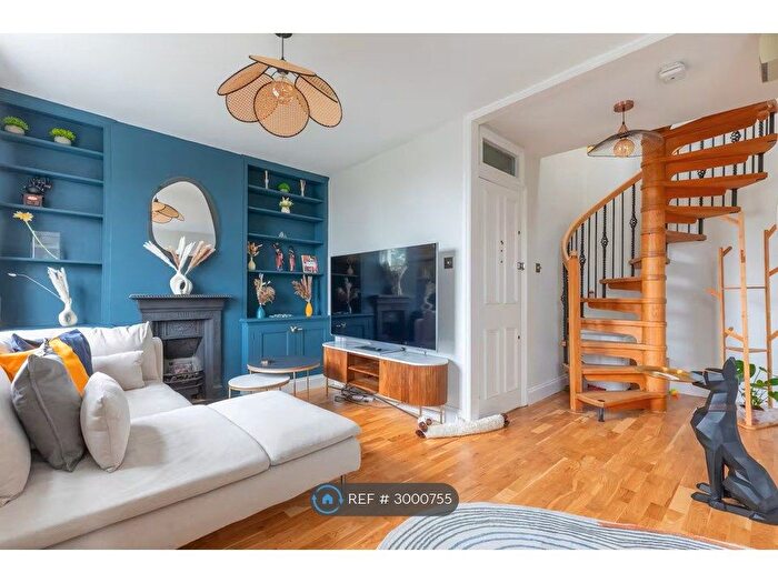 2 Bedroom Flat To Rent In The Chase, London, SW4