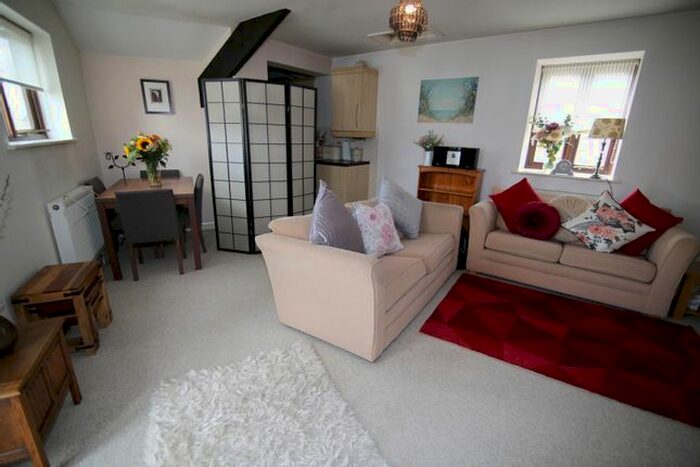 2 Bedroom Flat To Rent In Chapel Street, Tiverton EX16