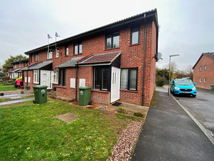 1 Bedroom End Of Terrace House For Sale In Kelly Close, Shepperton, TW17