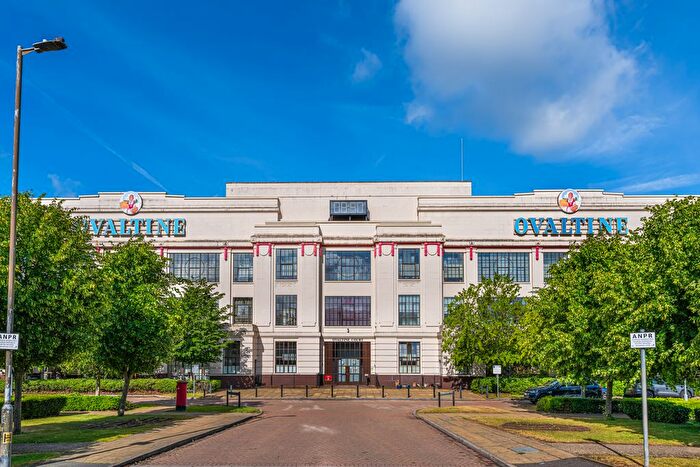 3 Bedroom Flat For Sale In Ovaltine Drive, Kings Langley, WD4