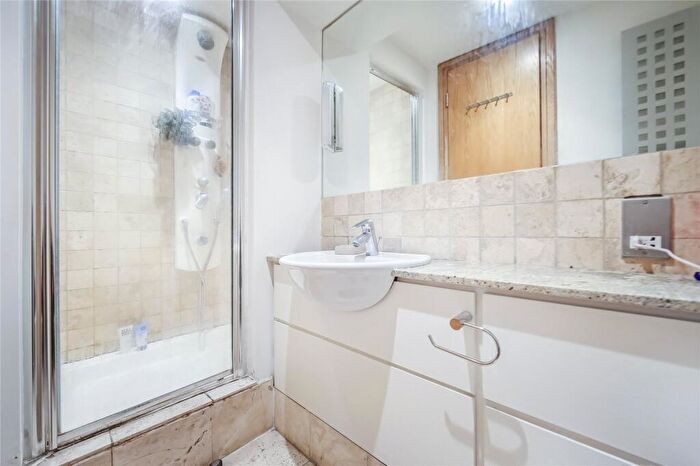 2 Bedroom Apartment To Rent In Kingsland Road, London, E2