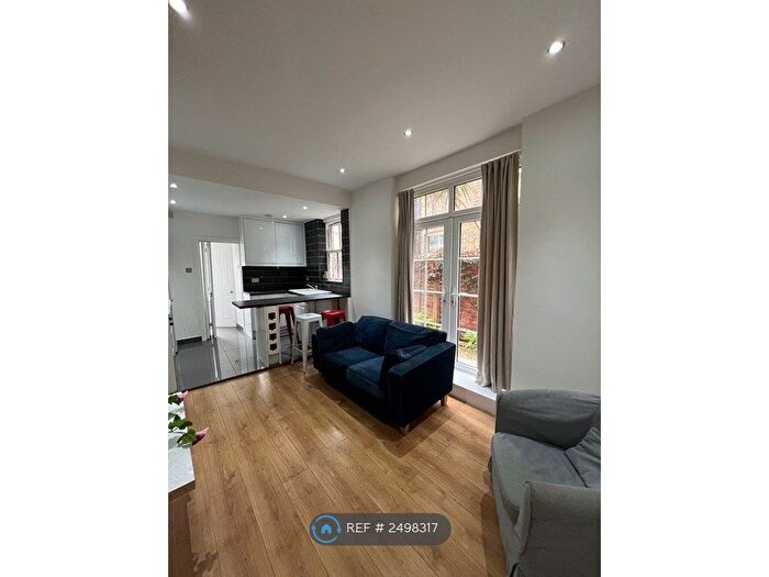 3 Bedroom Flat To Rent In Queenstown Road, London, SW8