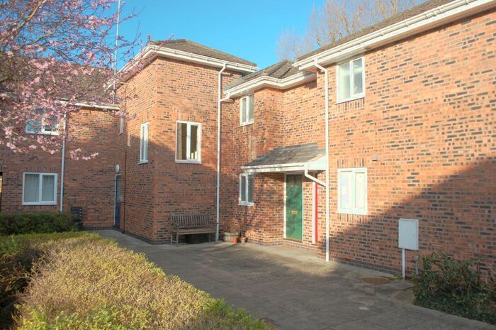 2 Bedroom Flat To Rent In Corinthian Court, Alcester B49