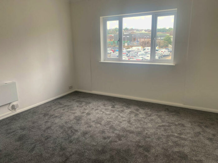 1 Bedroom Flat To Rent In Kings Court, Luton Road, Chatham, Kent, ME4
