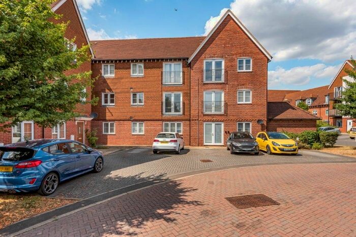2 Bedroom Flat To Rent In Outfield Crescent, Wokingham, RG40