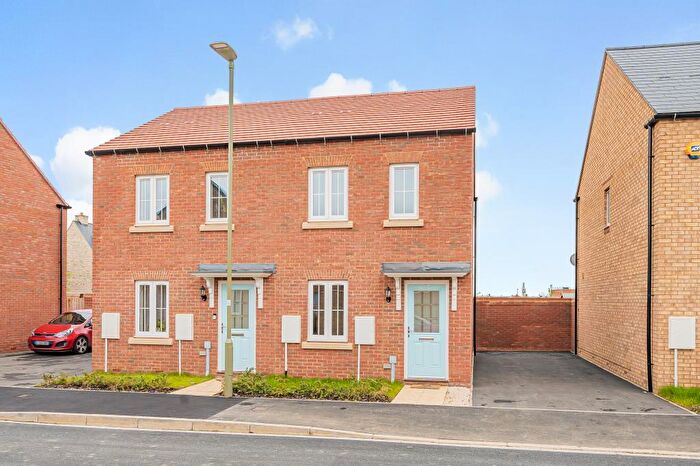 2 Bedroom Semi-Detached House To Rent In Wisbech Road, Bicester, OX26