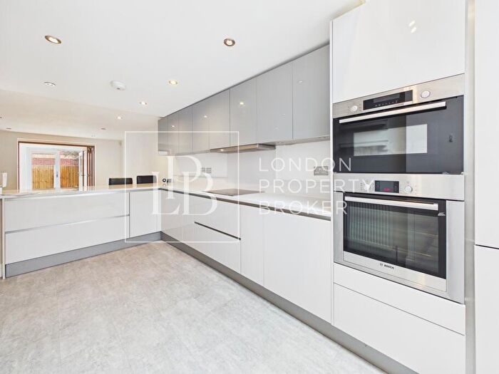 4 Bedroom House To Rent In Telegraph Place London, E14