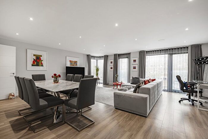 3 Bedroom Flat For Sale In East Hill, London, SW18