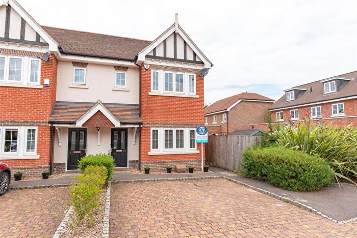 4 Bedroom House For Sale In Trenchard Close, Hersham, Walton-On-Thames, KT12