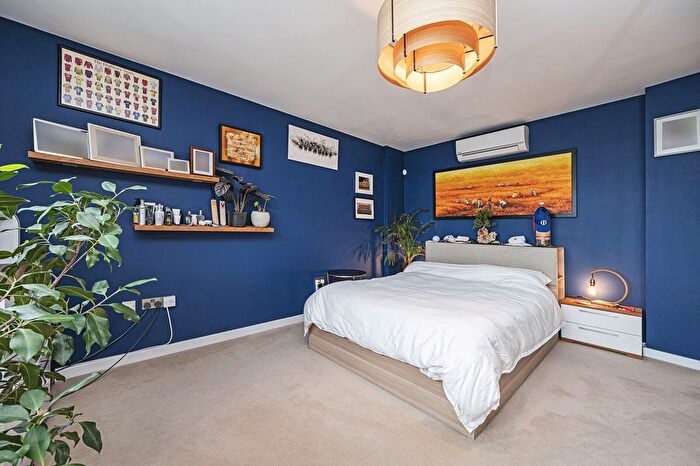 2 Bedroom Flat For Sale In Wick Lane, Bow, London, E3