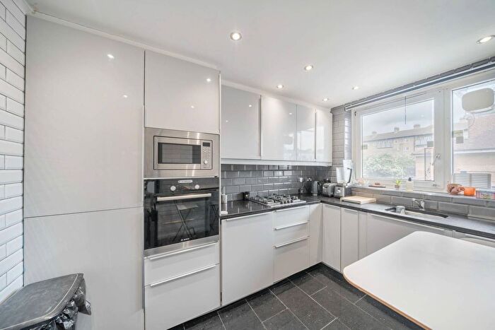 2 Bedroom Flat For Sale In Redclyf House, Cephas Street, Stepney, London, E1