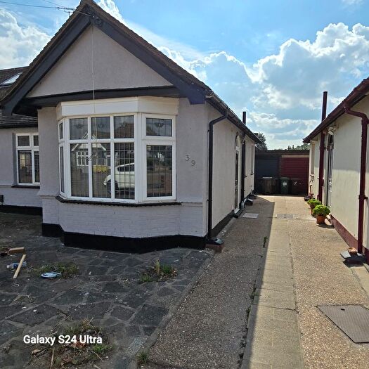 3 Bedroom Bungalow To Rent In Portland Gardens, Romford, RM6