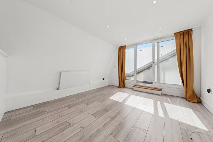 2 Bedroom Flat To Rent In Atheldene Road, Earlsfield, SW18