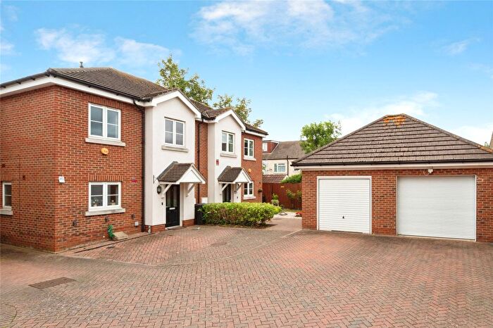 4 Bedroom Semi-detached House For Sale In Lindale Close, Ilford, Essex, IG4