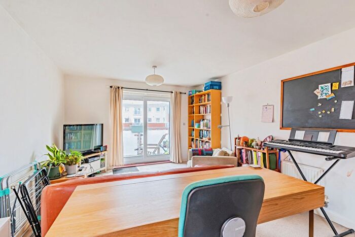 2 Bedroom Flat For Sale In Reynolds Avenue, Redhill, Surrey, RH1