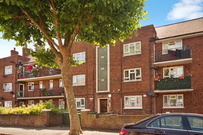 2 Bedroom Flat For Sale In Harcourt Avenue, Manor Park, London, E12