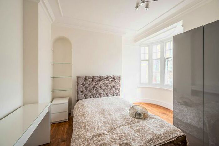 3 Bedroom Flat To Rent In Duke Street, Mayfair, London, W1K