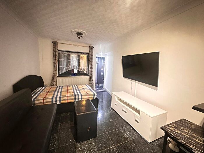 1 Bedroom Studio To Rent In Ringway, Southall, UB2