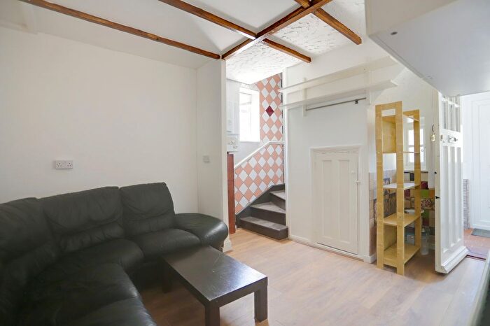 5 Bedroom End Of Terrace House To Rent In Central Avenue, Enfield, EN1