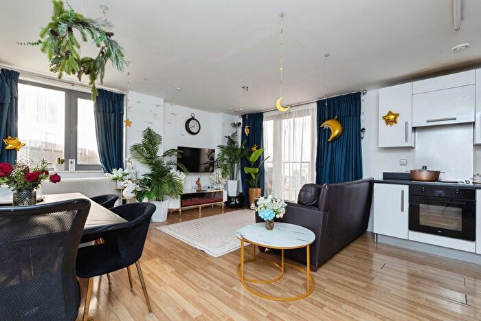 3 Bedroom Flat For Sale In High Street, London, E15