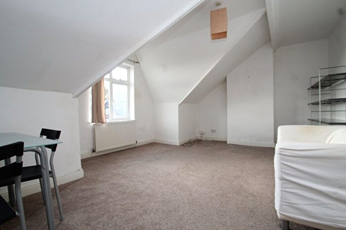 1 Bedroom Flat To Rent In , Harehills Lane, Leeds, West Yorkshire, LS8