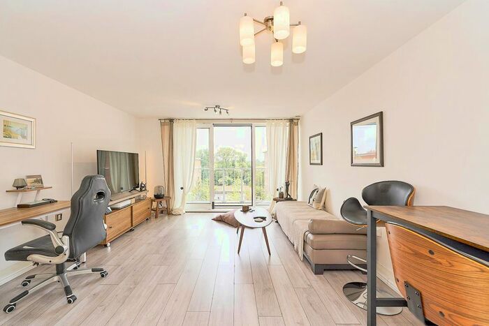 1 Bedroom Flat To Rent In Holland Gardens, Brentford, TW8