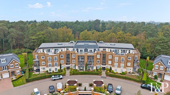2 Bedroom Flat For Sale In Kingswood, Ascot, SL5