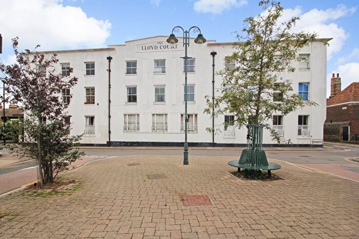 2 Bedroom Flat For Sale In Lloyd Court, Deal, Kent, CT14