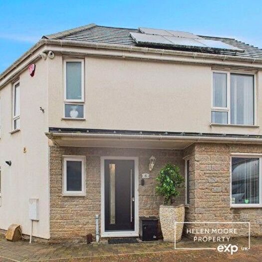 3 Bedroom Semi-Detached House For Sale In Sharpitor Gardens, Plymouth, Devon, PL2