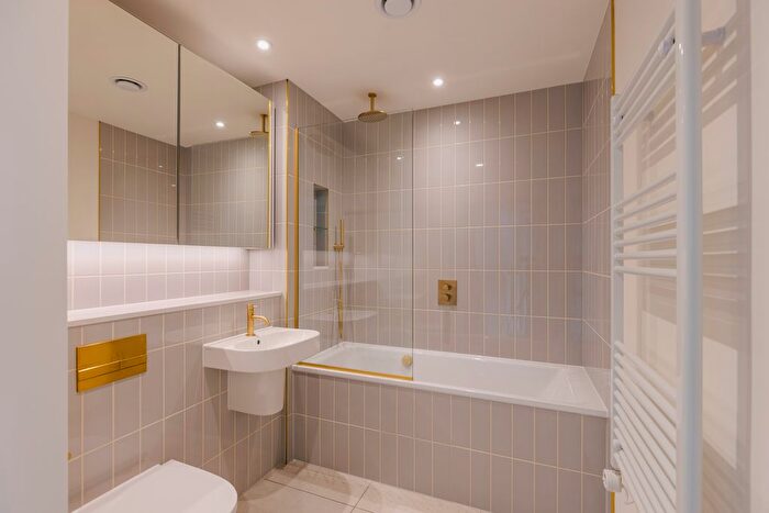 2 Bedroom Flat To Rent In The Eades, Selborne Road, London, E17