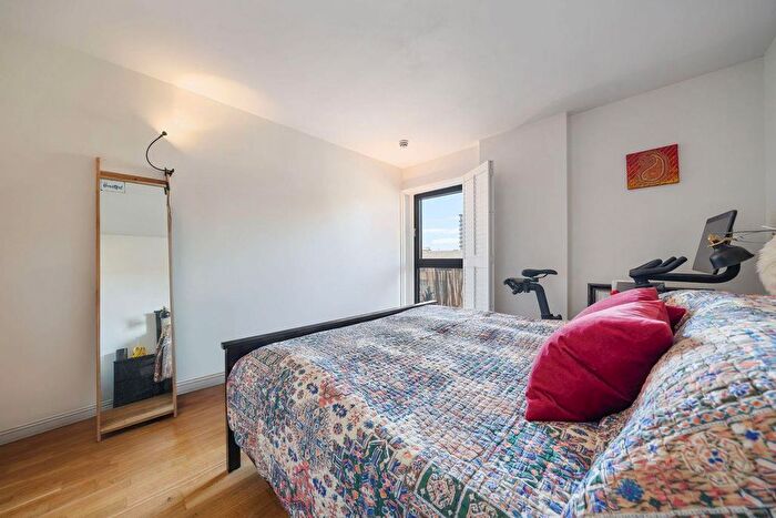 1 Bedroom Flat For Sale In Canalside Apartment With Parking, NW1