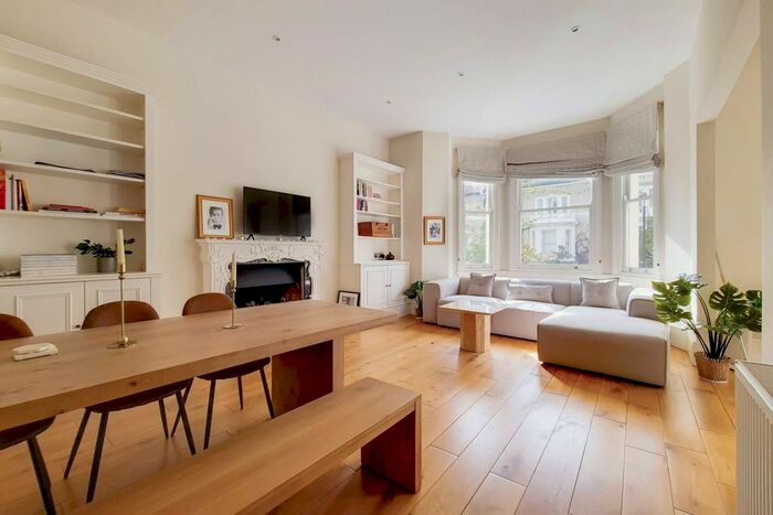 2 Bedroom Flat To Rent In Redcliffe Gardens, Earls Court, London, SW10